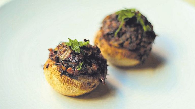 Champiñones rellenos de nueces y arame